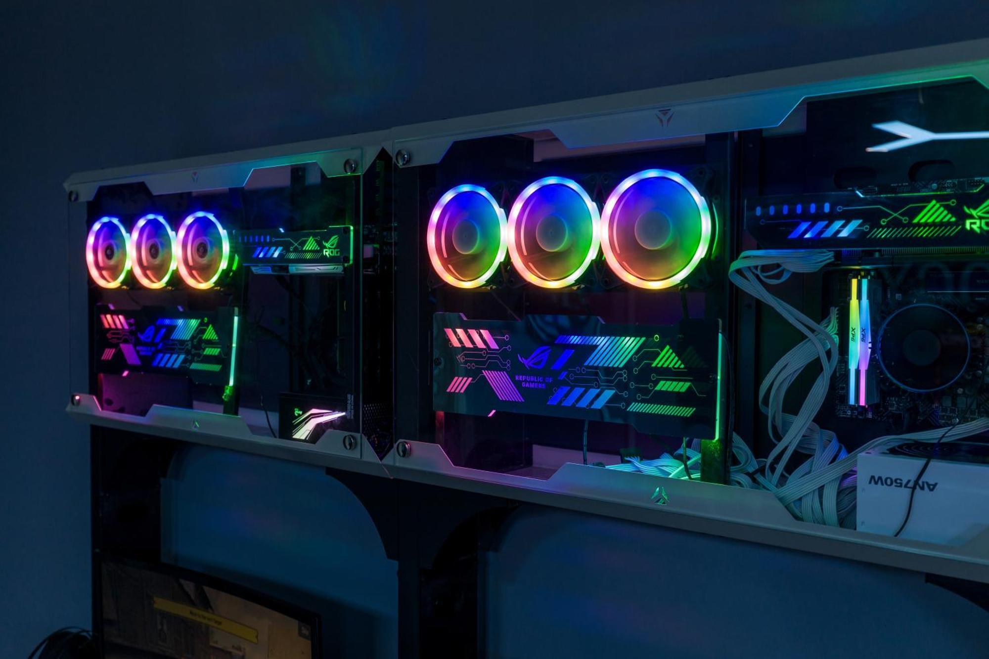 الشقق الفندقية كوالالمبورفي  Arte Mont Kiara المظهر الخارجي الصورة A cluster of computers with RGB lighting