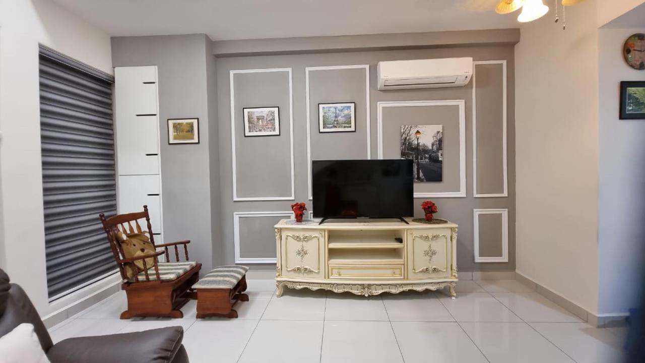 الشقق الفندقية كوالالمبورفي  Arte Mont Kiara المظهر الخارجي الصورة A living room with a television set