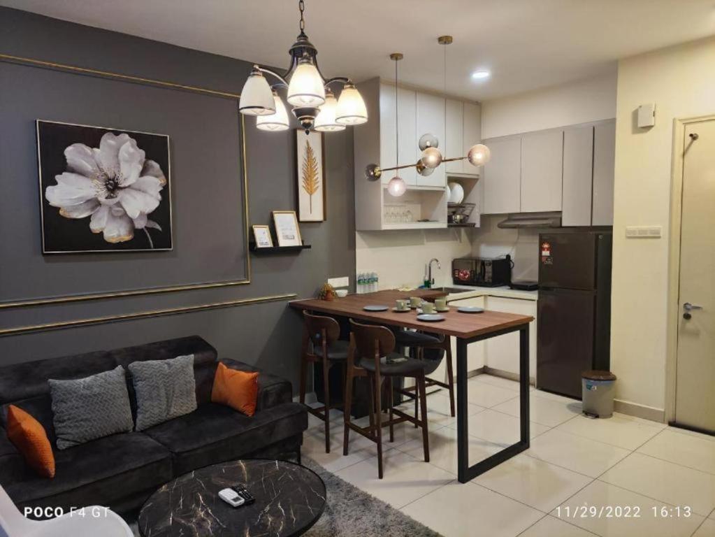 الشقق الفندقية كوالالمبورفي  Arte Mont Kiara المظهر الخارجي الصورة A modern living room with a kitchen